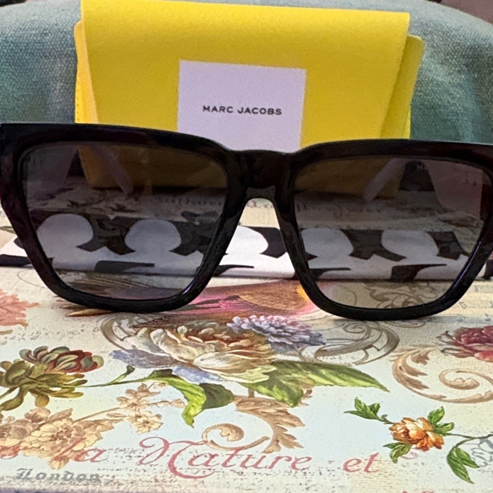Marc Jacobs Black & White Sunglasses with Large Side Insignia and Yellow Case - Picture 2 of 6